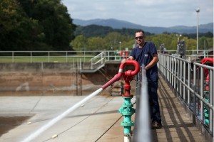 Spraying down flow equalization tank